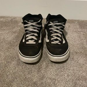 Women’s size 9.5 black Vans. *damaged